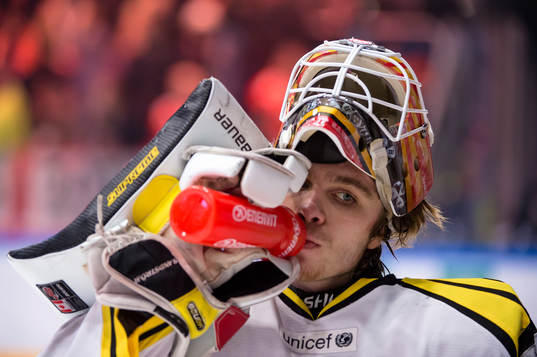 Brynäs målvakt Felix Sandström dricker vatten