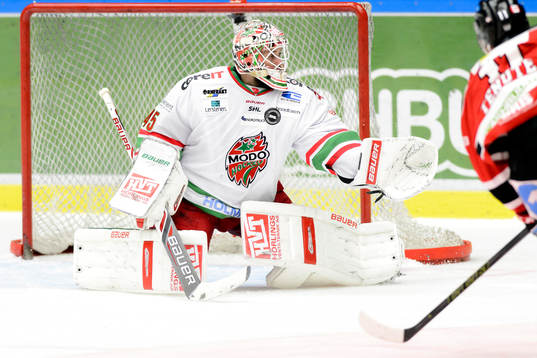 Modos målvakt Jonatan Bjurö räddar