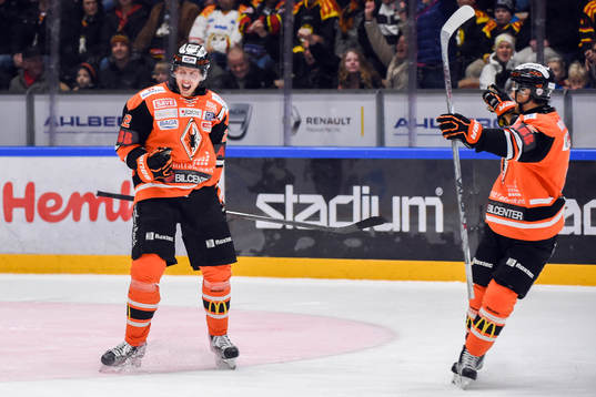 Karlskronas Alexander Bergström jublar