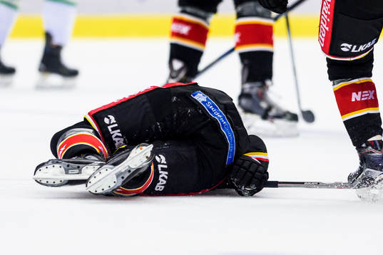 Luleås Victor Ekarv ligger skadad på isen