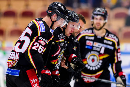 En blodig Victor Ekarv får hjälp att ta sig av isen