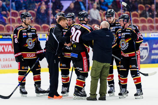 En blodig Victor Ekarv får hjälp att ta sig av isen