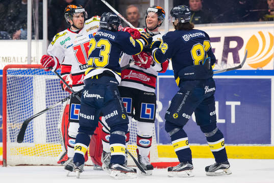 s Lias Andersson och Kevin Stenlund i gruff framför