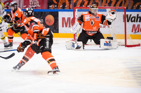 Karlskronas målvakt Linus Fernström  räddar en puck