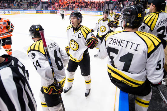 Brynäs Anton Rödin har gjort 1-1 och jublar