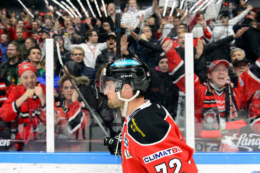 Malmö Redhawks T.J. Galiardi jublar med sina supporters