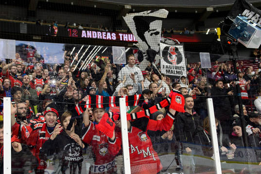 Malmö Redhawks supporters jublar