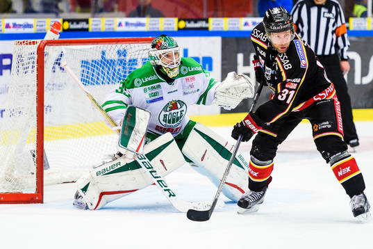 Rögles målvakt Oscar Dansk och Luleås Jonathan Granström