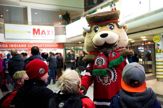 Frölundas maskot Frölle hälsar på publiken innan