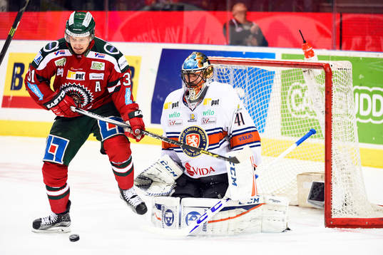 Frölundas Nicklas Lasu och Växjös målvakt Cristopher