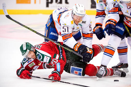 Frölundas Joel Lundqvist tacklas av Växjös Joey Crabb