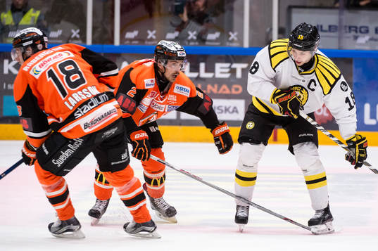 Brynäs Anton Rödin med Karlskronas Emil Larsson och Robin