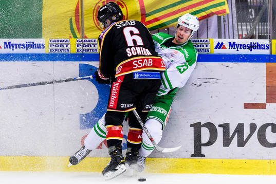 Luleås Craig Schira tacklar Rögles Daniel Sylwander