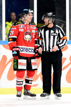 Malmö Redhawks  Henrik Hetta pratar med domare Patrik
