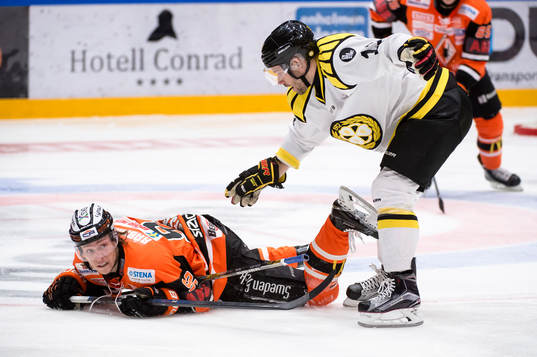 Brynäs Jesper Ollas skriker åt Karlskronas Jesper