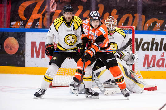 Brynäs Lukas Kilström trycker bort Karlskronas Mattias