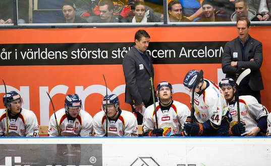 Djurgårdens tränare Hans Särkijärvi deppar i båset