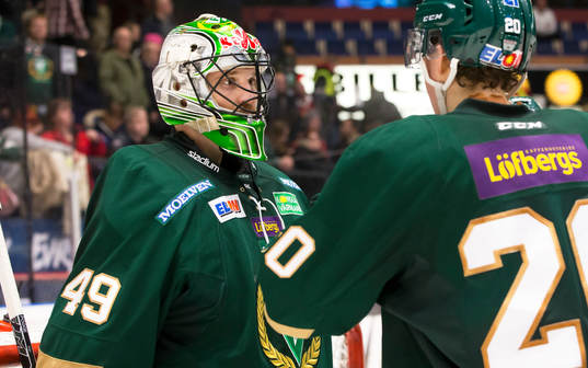Färjestads målvakt Justin Pogge jublar