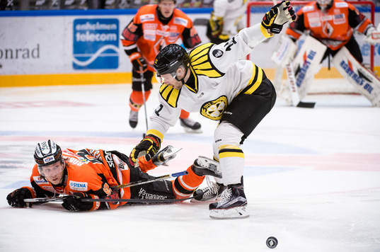 Brynäs Jesper Ollas skriker åt Karlskronas Jesper