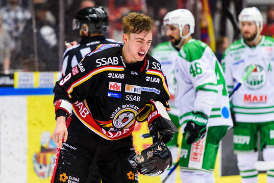 Luleås Johan Forsberg grinar illa