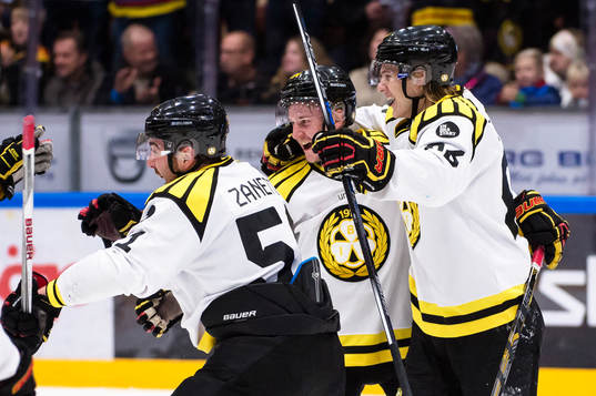 Brynäs Jonathan Pudas har gjort 3-2 och jublar
