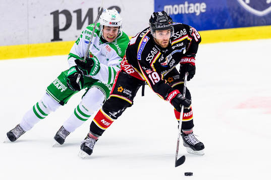 Luleås Jacob Lagacé jagas av Rögles Filip Karlsson