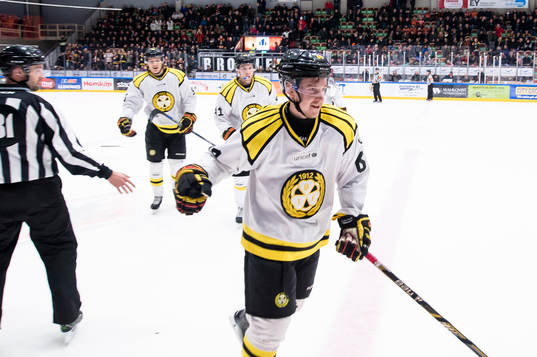 Brynäs Jonathan Pudas har gjort 3-2 och jublar