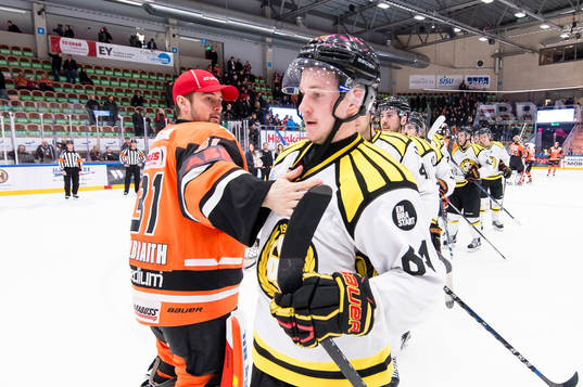 Brynäs Jonathan Pudas tackar Karlskronas målvakt Patrick
