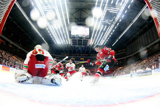 Malmö Redhawks Kim Rosdahl framför Modos mmålvakt