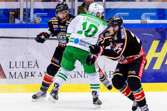Luleås Johan Forsberg tacklar Rögles Viktor Lindgren