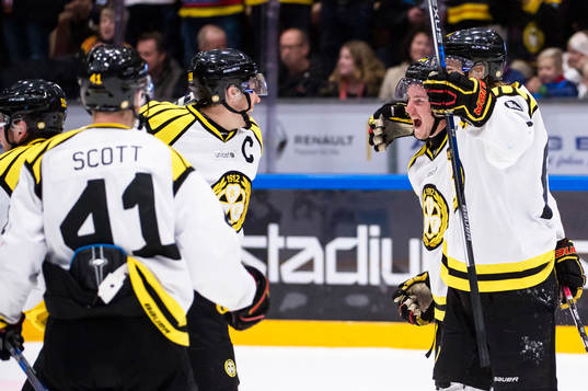 Brynäs Jonathan Pudas har gjort 3-2 och jublar