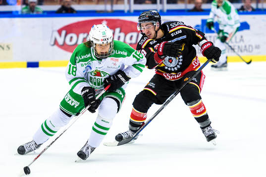 Rögles Timothy Liljegren jagas av Luleås Johan Forsberg