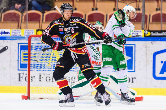 Luleås Johan Harju försöker styra in en puck
