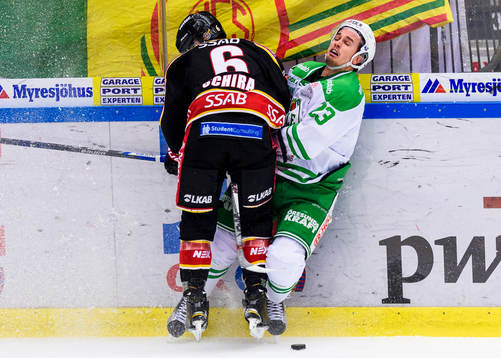 Luleås Craig Schira tacklar Rögles Daniel Sylwander