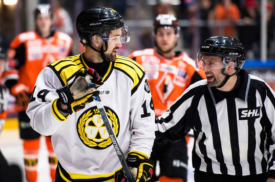 Brynäs Johan Alcén pratar med en av domarna