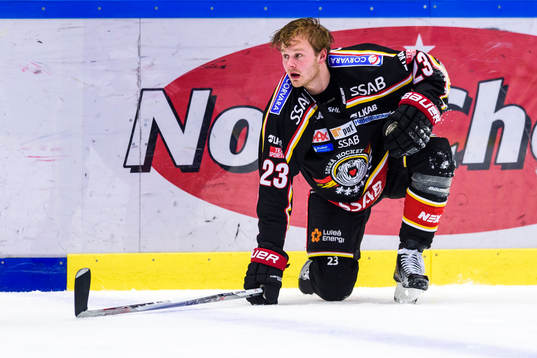 Luleås Lucas Wallmark tappar hjälmen