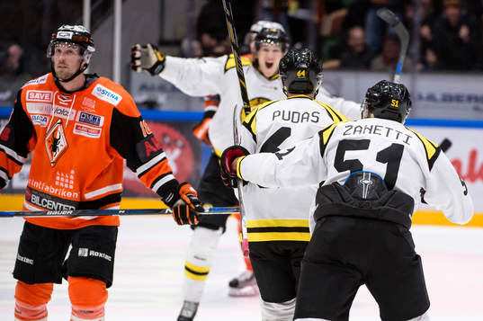 Brynäs Oskar Lindblom jublar mot Jonathan Pudas