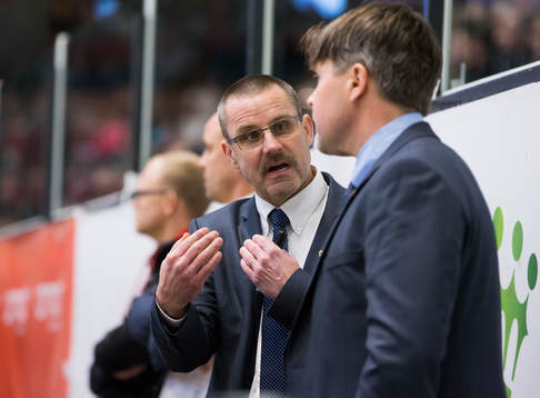 Färjestads tränare Tommy Samuelsson samtalar med