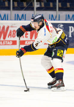 Djurgårdens Marcus Högström provar skott