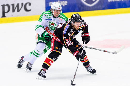 Luleås Jacob Lagacé jagas av Rögles Filip Karlsson