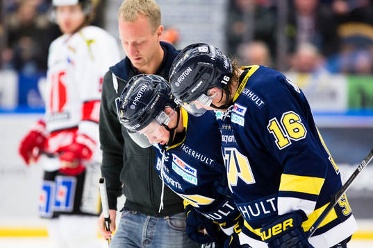 s läkare Jonas Kalman leder HV71:s Christoffer Törngren