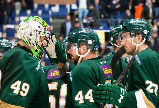 Färjestads målvakt Justin Pogge och John Persson jublar