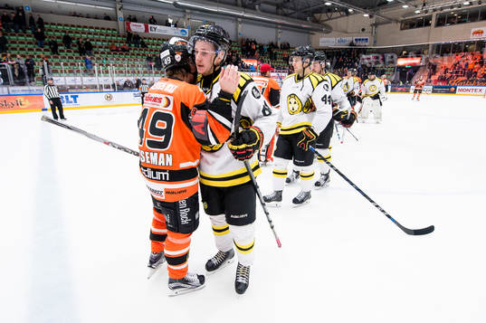 Brynäs Jonathan Pudas kramar om Karlskronas Filip Cruseman