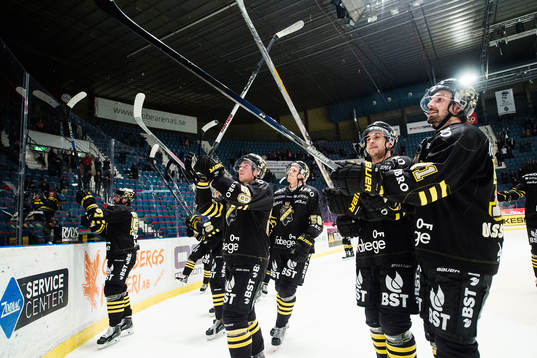 s spelare med Daniel Olsson Trkulja (th) jublar