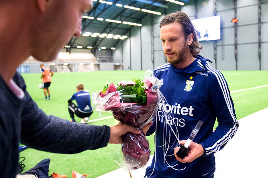 Mattias Balkander överlämnar priset Göteborgs bästa