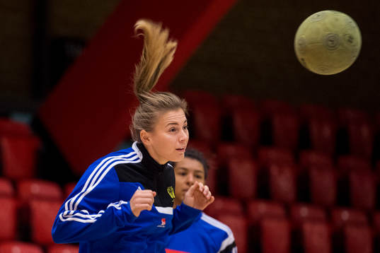 Isabelle Gulldén nickar en fotboll