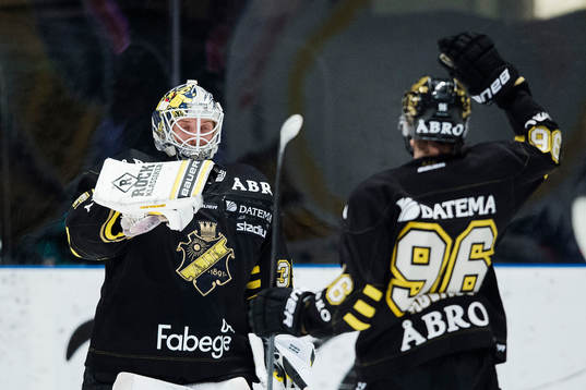s målvakt Robin Rahm jublar mot Robin Kovacs