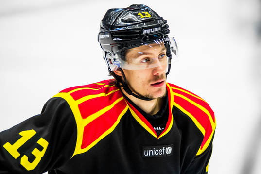 Brynäs Sondre Olden före ishockeymatchen i SHL mellan