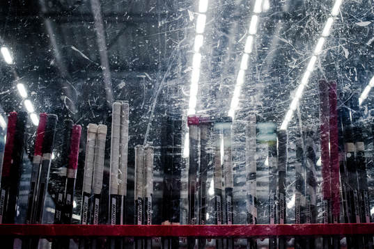Klubbor i Brynäs bås före ishockeymatchen i SHL mellan