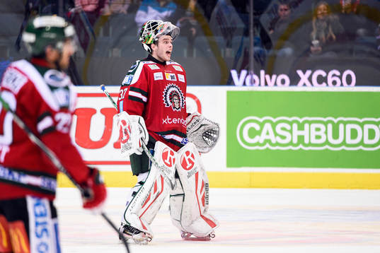Frölundas målvakt Johan Gustafsson reagerar